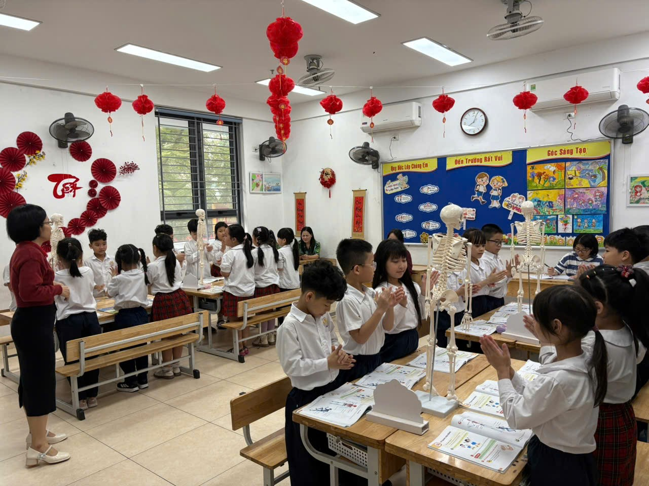 A group of students in a classroom
AI-generated content may be incorrect.