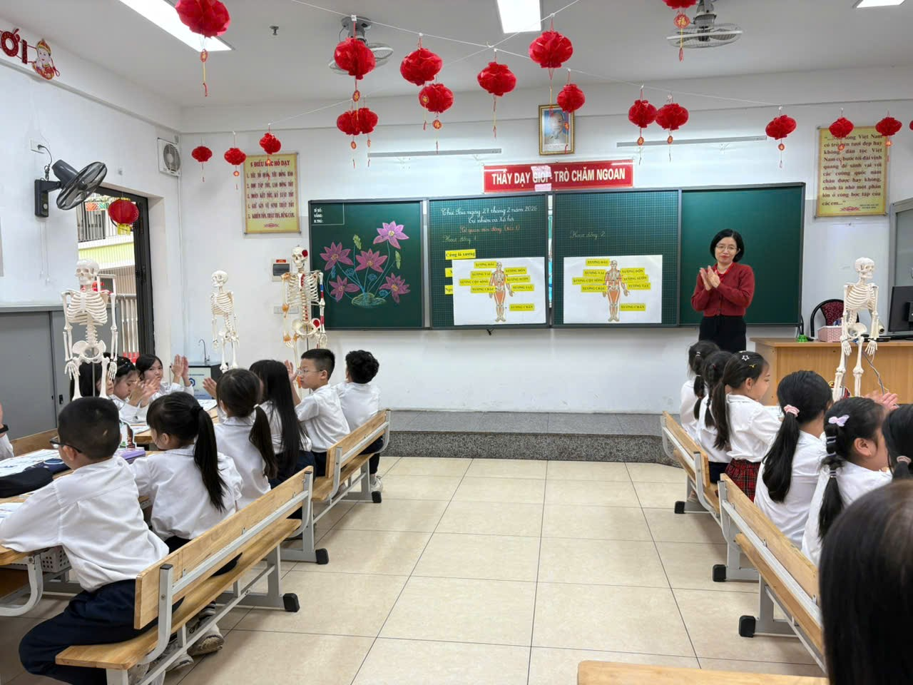 A person standing in front of a classroom with a group of children
AI-generated content may be incorrect.