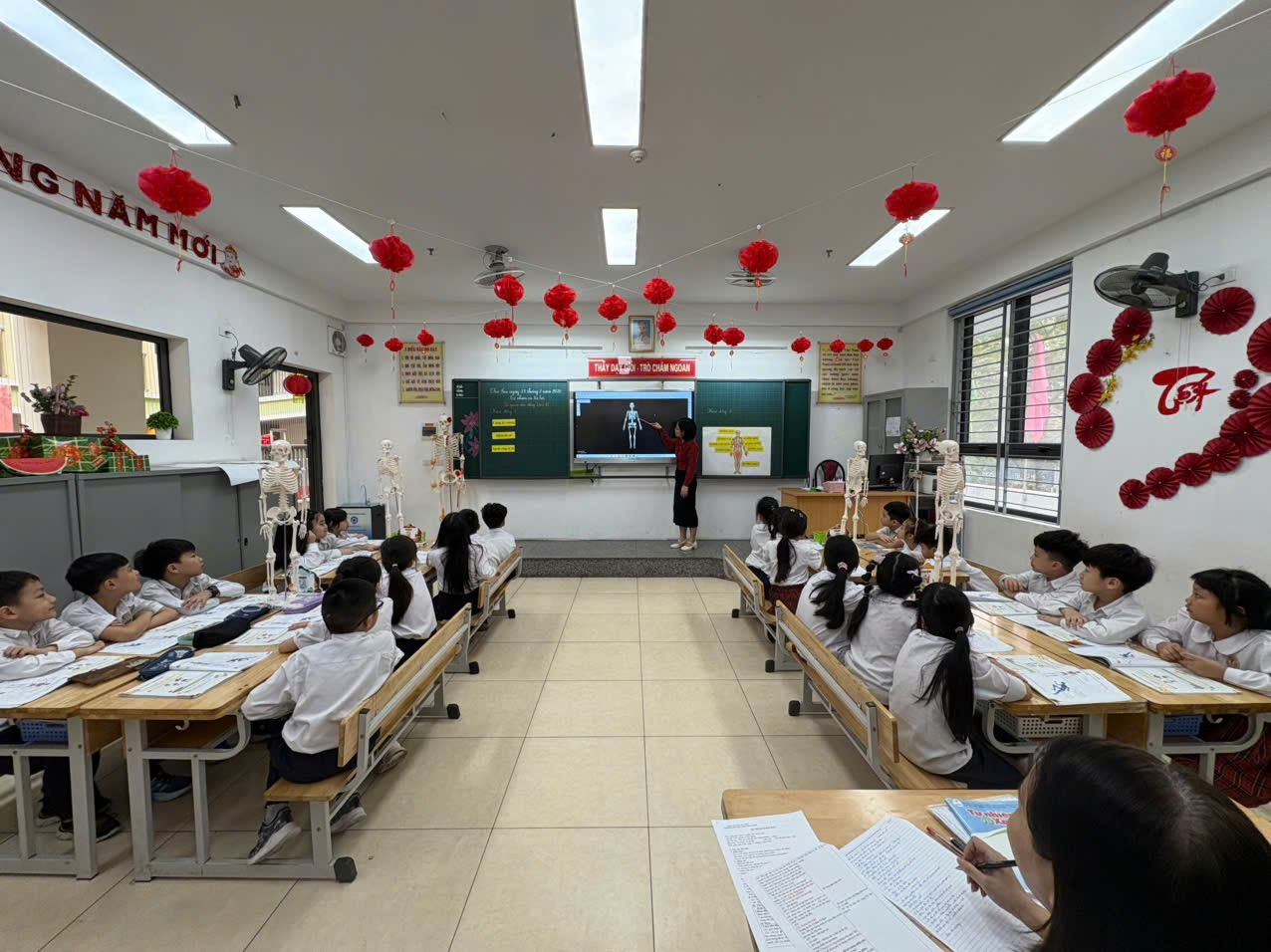 A classroom with a teacher in front of a blackboard
AI-generated content may be incorrect.