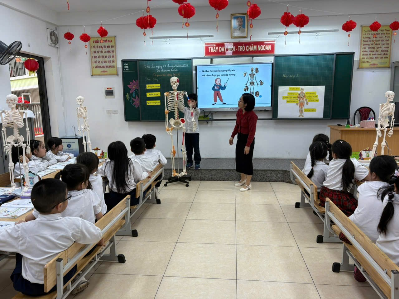 A teacher teaching a class of students
AI-generated content may be incorrect.