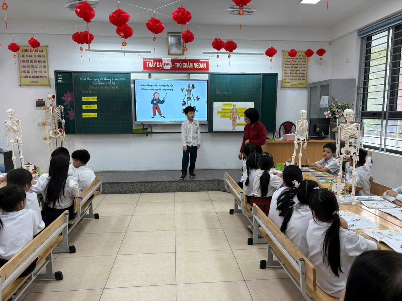 A classroom with a teacher and students
AI-generated content may be incorrect.