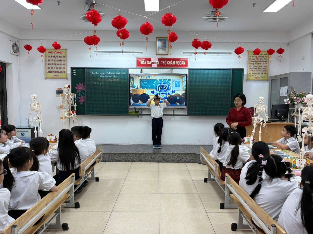 A teacher teaching a class
AI-generated content may be incorrect.