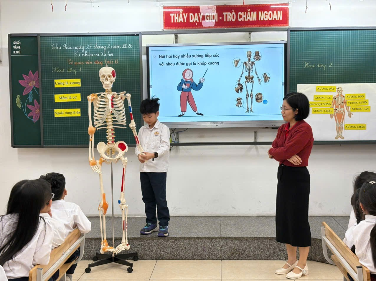 A teacher teaching a student how to use a skeleton model
AI-generated content may be incorrect.