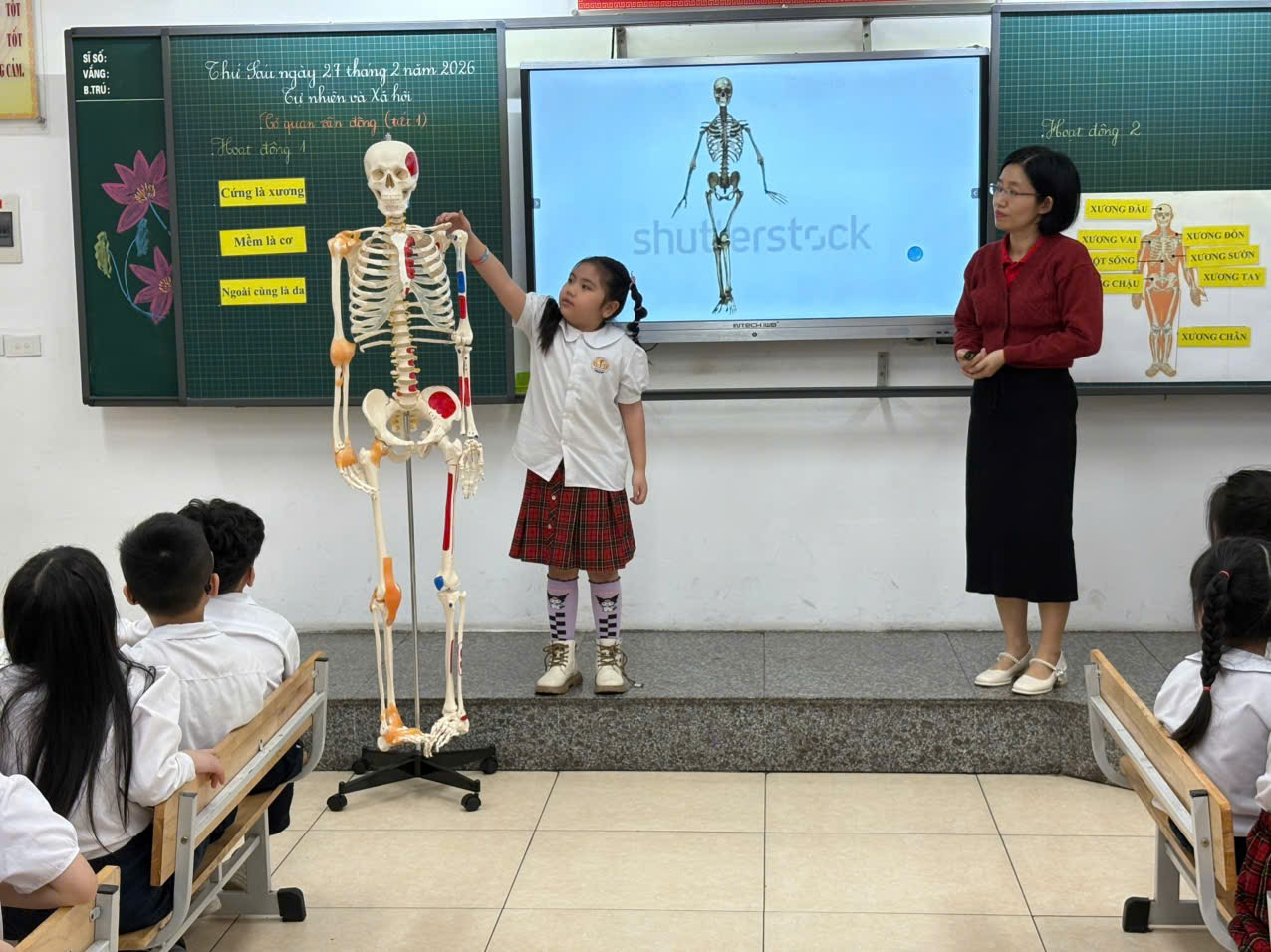 A teacher teaching a student how to use a skeleton
AI-generated content may be incorrect.