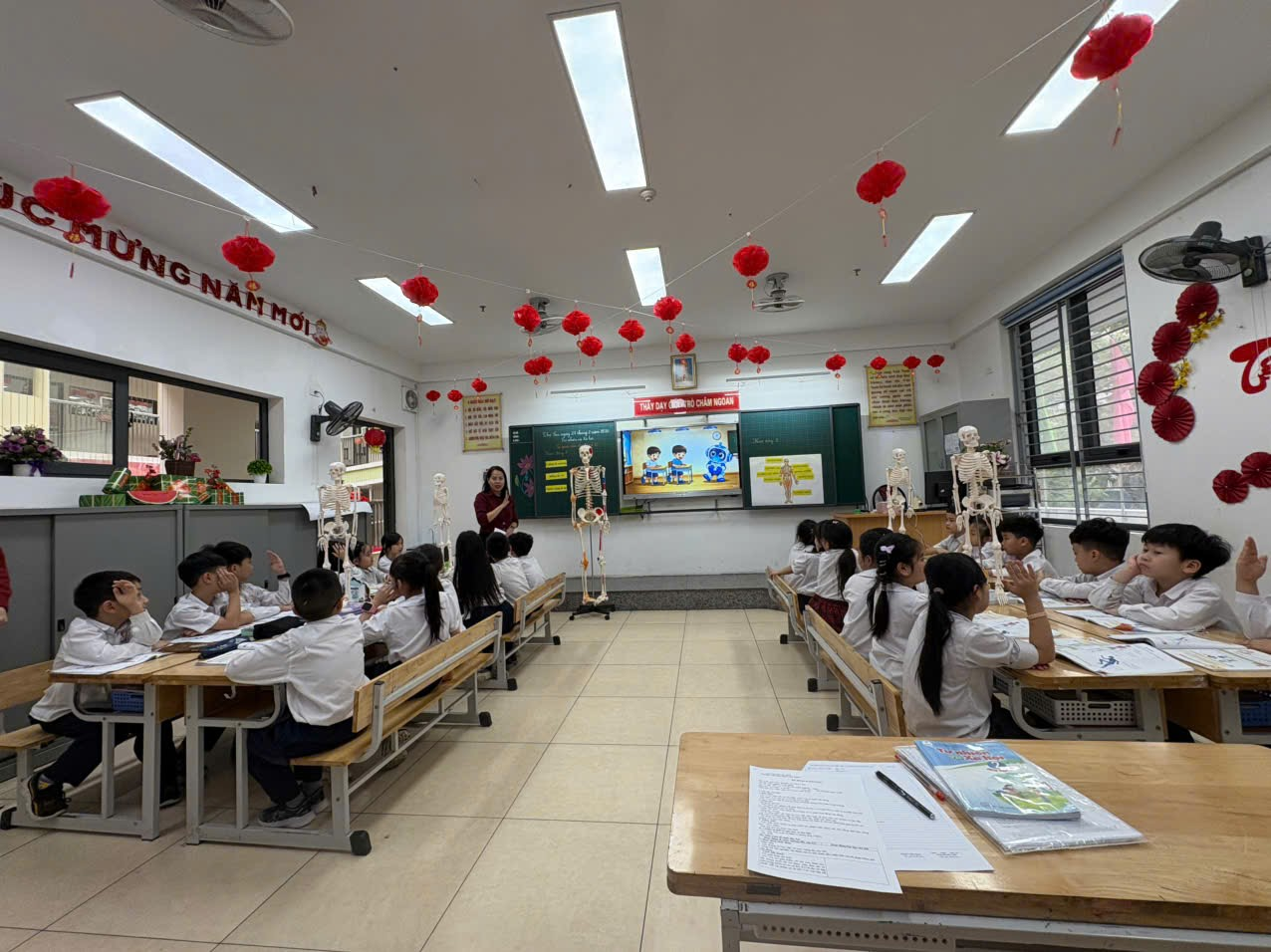 A group of students in a classroom
AI-generated content may be incorrect.