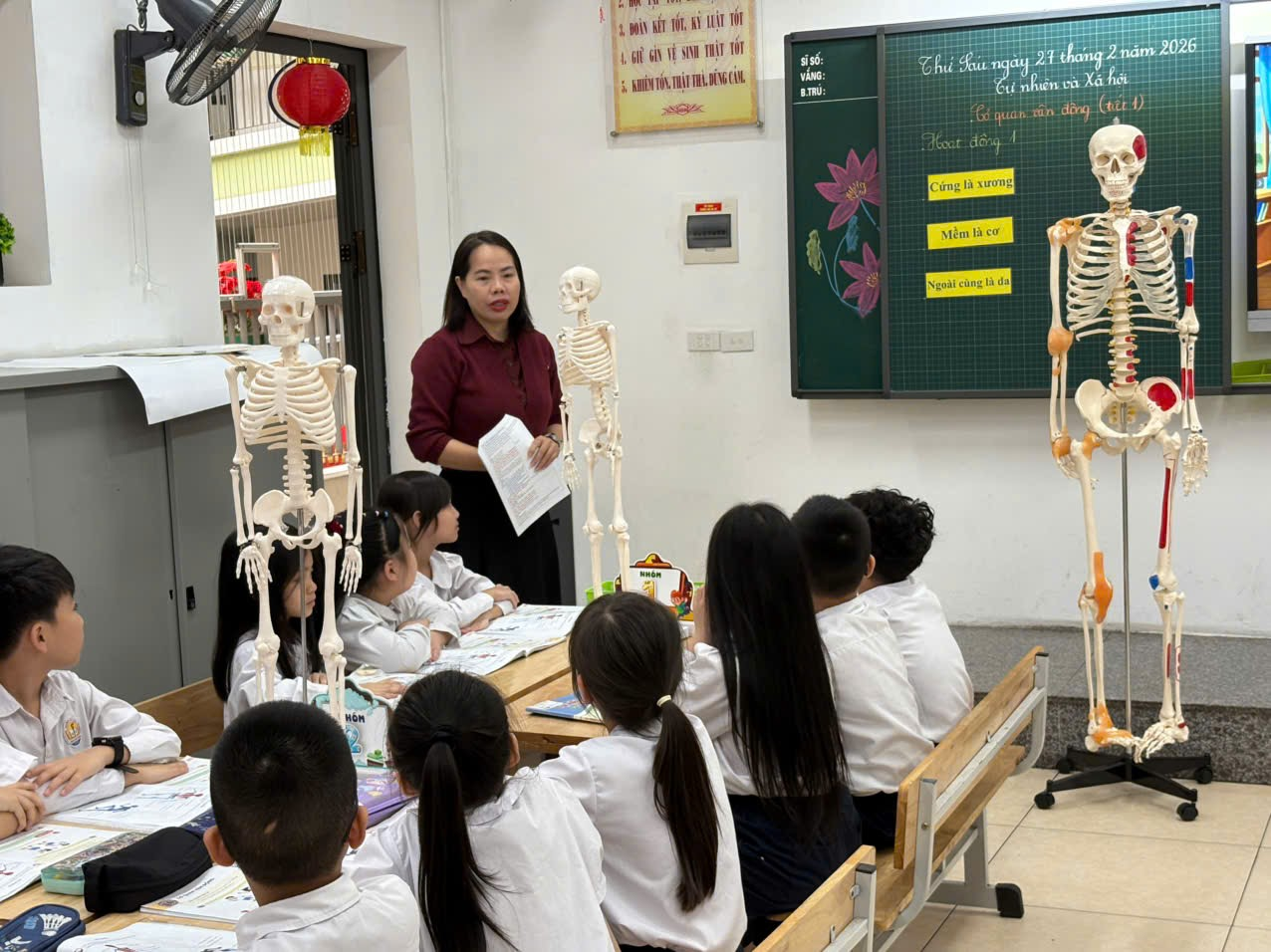 A teacher teaching a group of students
AI-generated content may be incorrect.