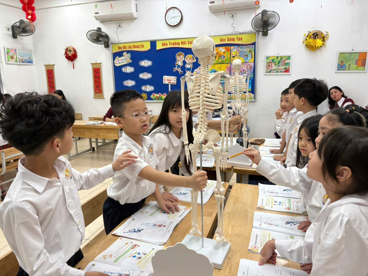 A group of children in a classroom
AI-generated content may be incorrect.