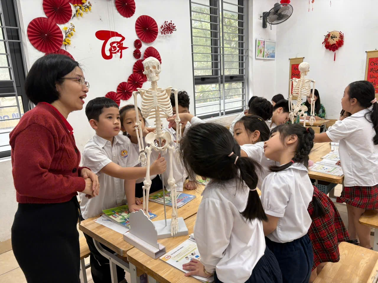 A group of kids in a classroom
AI-generated content may be incorrect.