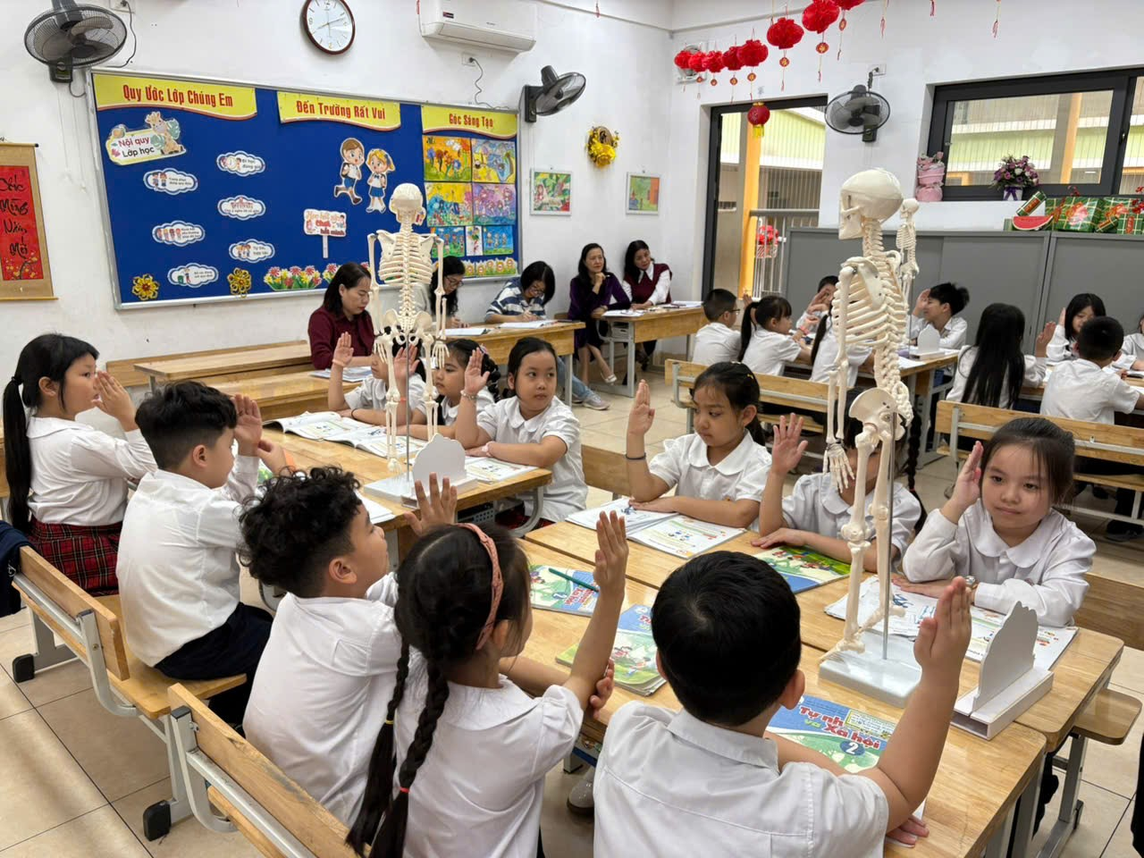 A group of kids in a classroom
AI-generated content may be incorrect.