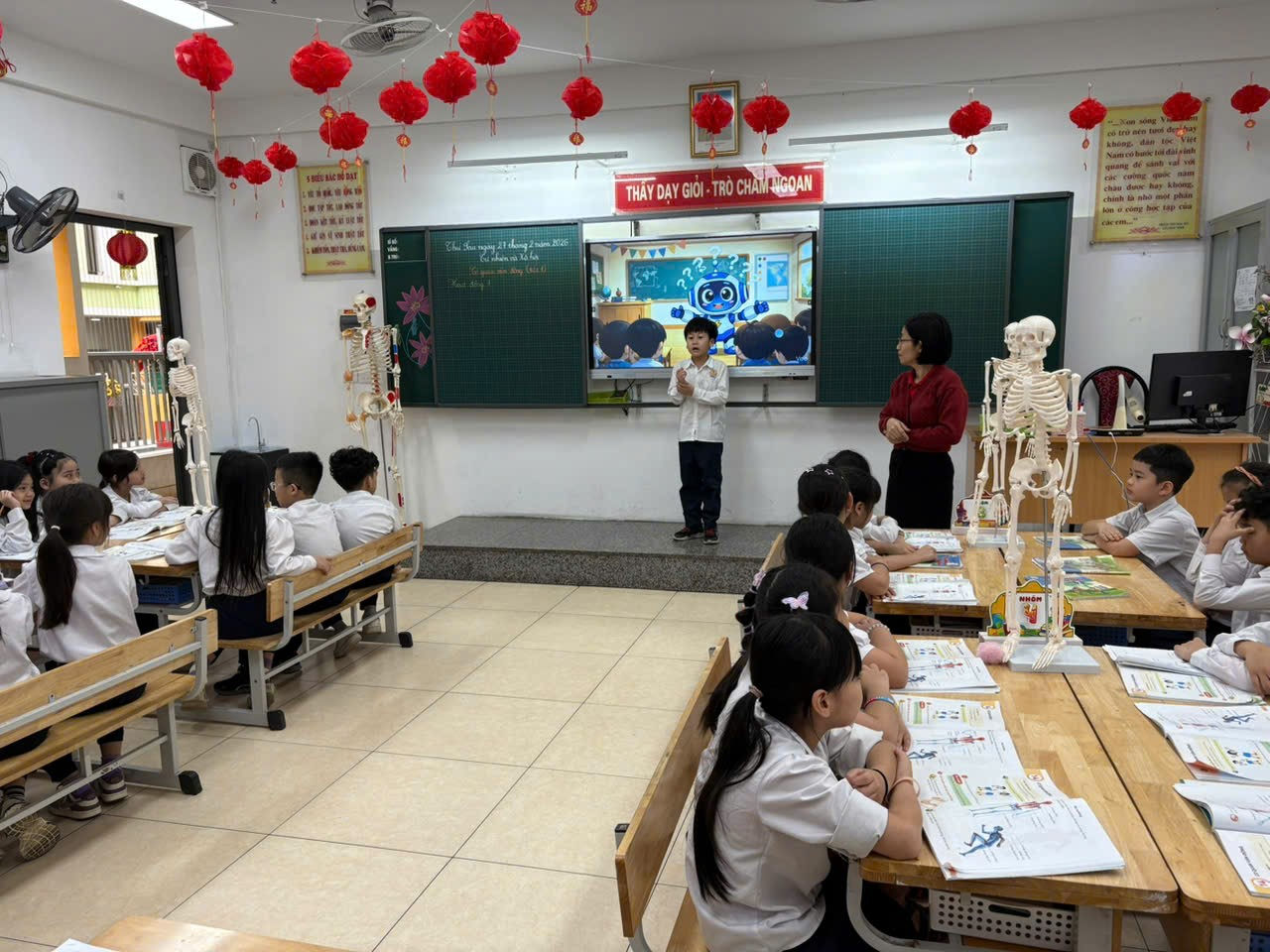 A classroom with a teacher teaching a group of students
AI-generated content may be incorrect.