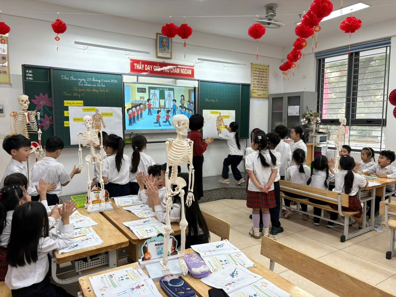 A classroom with a group of students
AI-generated content may be incorrect.