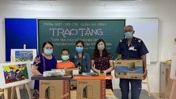 Phòng GD&amp;ĐT - Hội Chữ thập đỏ quận Ba Đình  phối hợp cùng trường TH Phan Chu Trinh chia sẻ yêu thương, tích cực đồng hành với những em học sinh có hoàn cảnh khó khăn qua chương trình “Sóng và máy tính cho em”