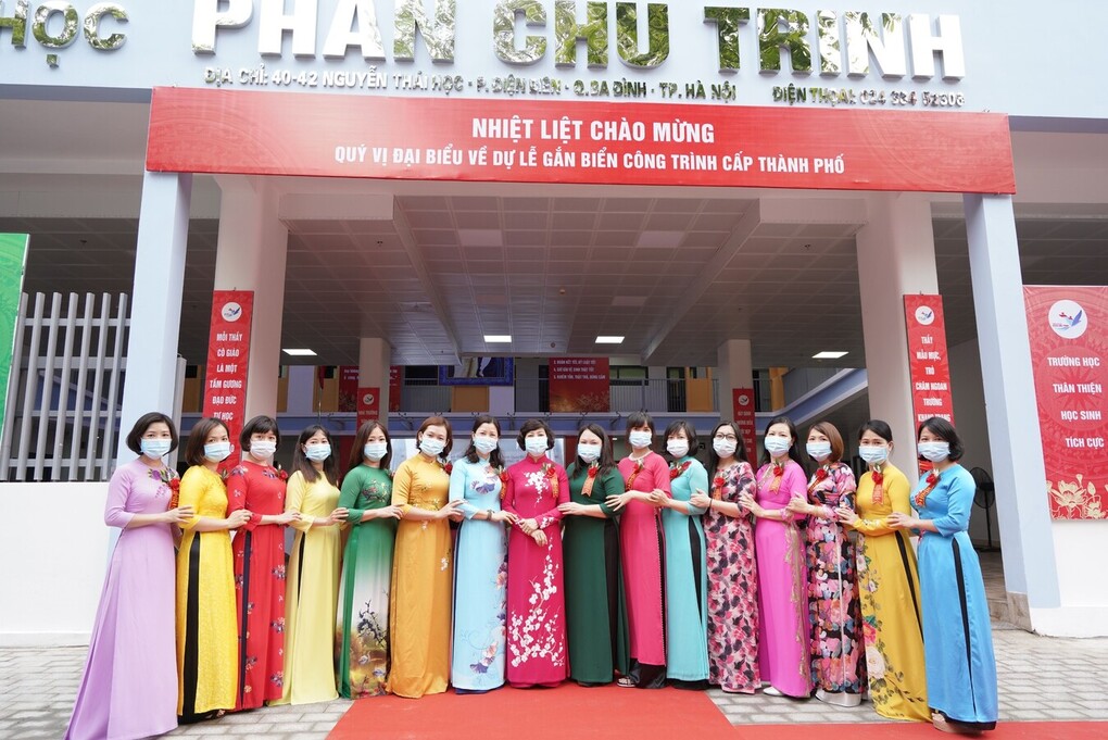 Ảnh Lễ gắn biển cấp Thành phố chào mừng kỉ niệm 60 năm thành lập Quận Ba Đình