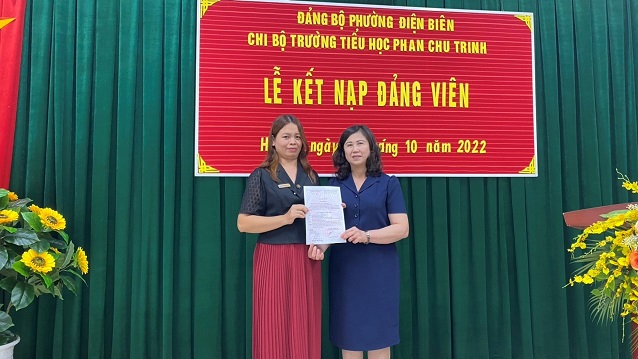 Lễ kết nạp đảng viên mới của Chi bộ trường Tiểu học Phan Chu Trinh năm 2022