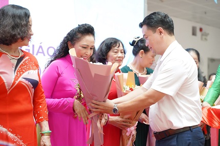 Trường Tiểu học Phan Chu Trinh tri ân các thế hệ giáo chức trong Ngày Nhà giáo Việt Nam 20/11