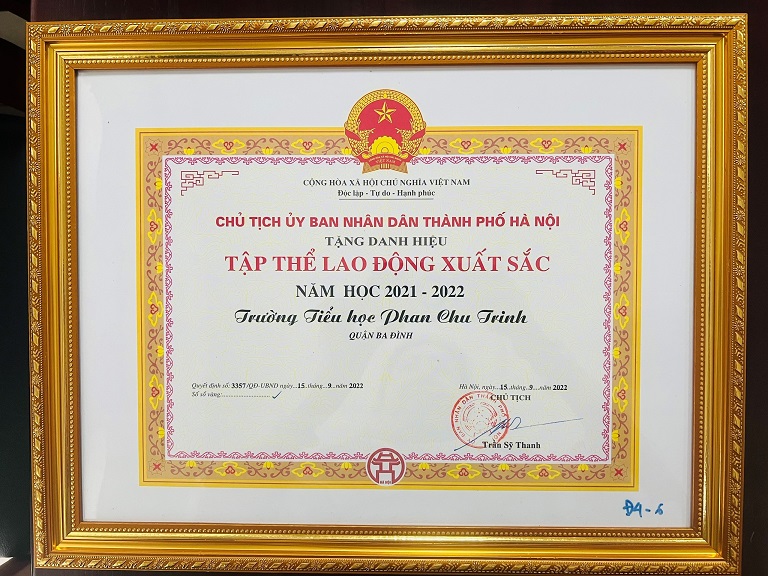 Tập thể trường Tiểu học Phan Chu Trinh vinh dự được Chủ tịch Ủy ban nhân dân thành phố Hà Nội tặng Danh hiệu Tập thể Lao động Xuất sắc năm học 2021-2022