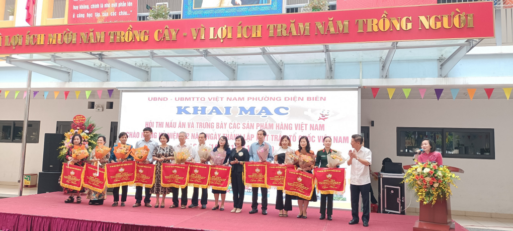 Thầy trò trường TH Phan Chu Trinh tham gia hội thi nấu ăn chào mừng Ngày hội Đại đoàn kết với UBND - Mặt trận tổ quốc Phường Điện Biên