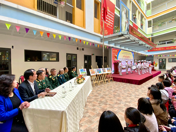 Vang mãi bản hùng ca, chúng em noi gương anh bộ đội cụ Hồ