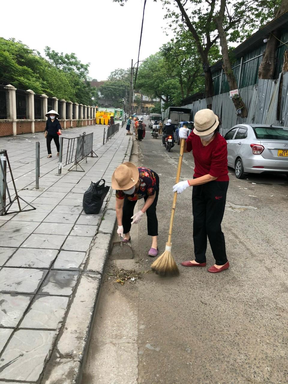 Quận Ba Đình: Ra quân thực hiện nếp sống văn minh, vệ sinh môi trường chào mừng Đại hội Thể thao Đông Nam Á lần thứ 31