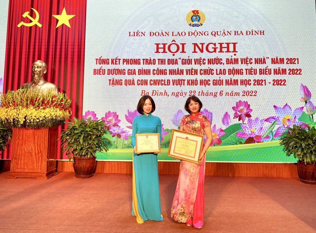 Công đoàn trường TH Phan Chu Trinh tham dự Hội nghị Tổng kết phong trào thi đua “Giỏi việc nước, Đảm việc nhà” năm 2021;  Biểu dương gia đình công nhân viên chức lao động tiêu biểu năm 2022  do Liên đoàn Lao động quận Ba Đình tổ chức