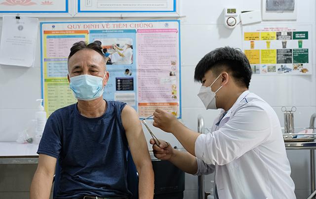 Có cần tiêm vaccine Covid-19 mũi nhắc lại khi đã từng nhiễm Covid-19?