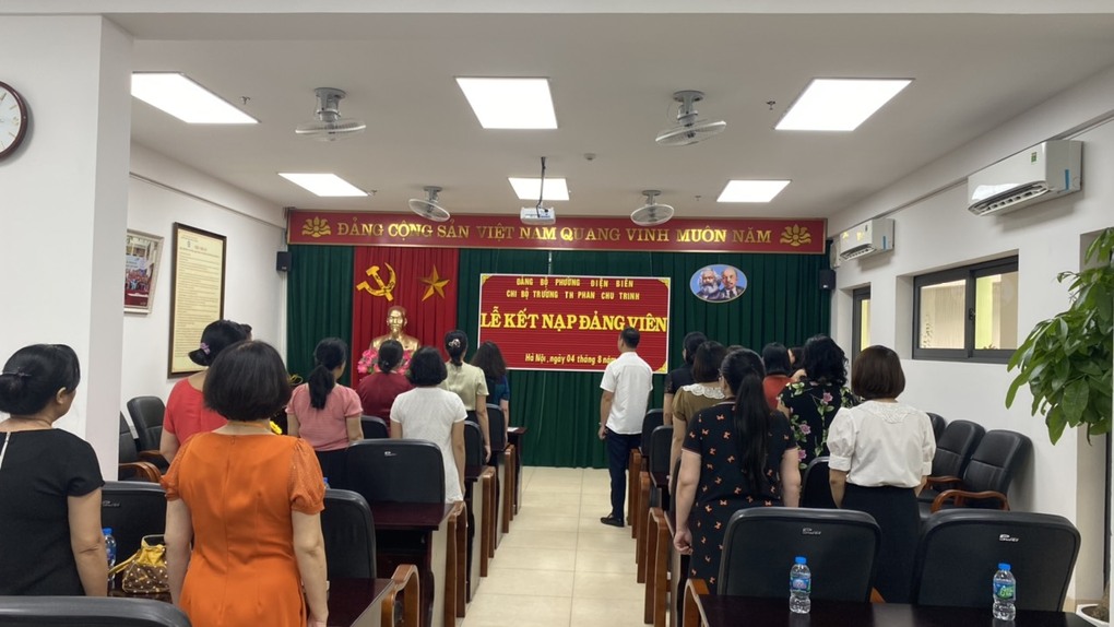 Lễ kết nạp đảng viên mới của Chi bộ trường Tiểu học Phan Chu Trinh