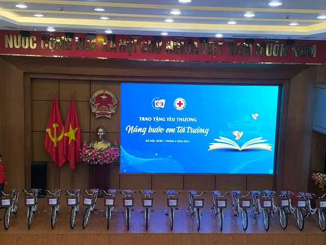 “Trao tặng yêu thương – nâng bước em tới trường”