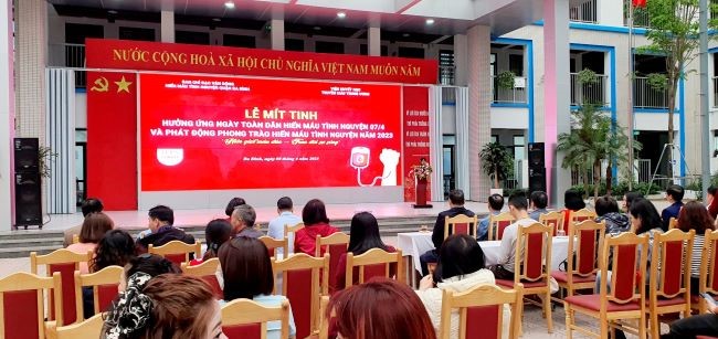 Đoàn viên Công đoàn trường TH Phan Chu Trinh cùng chung tay trong ngày hội Hiến máu tình nguyện  của LĐLĐ Quận Ba Đình