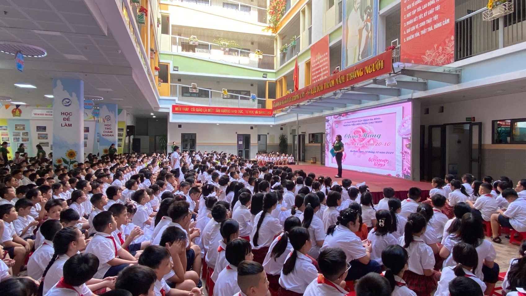 Học sinh trường TH Phan Chu Trinh chào mừng ngày Phụ nữ Việt Nam 20/10