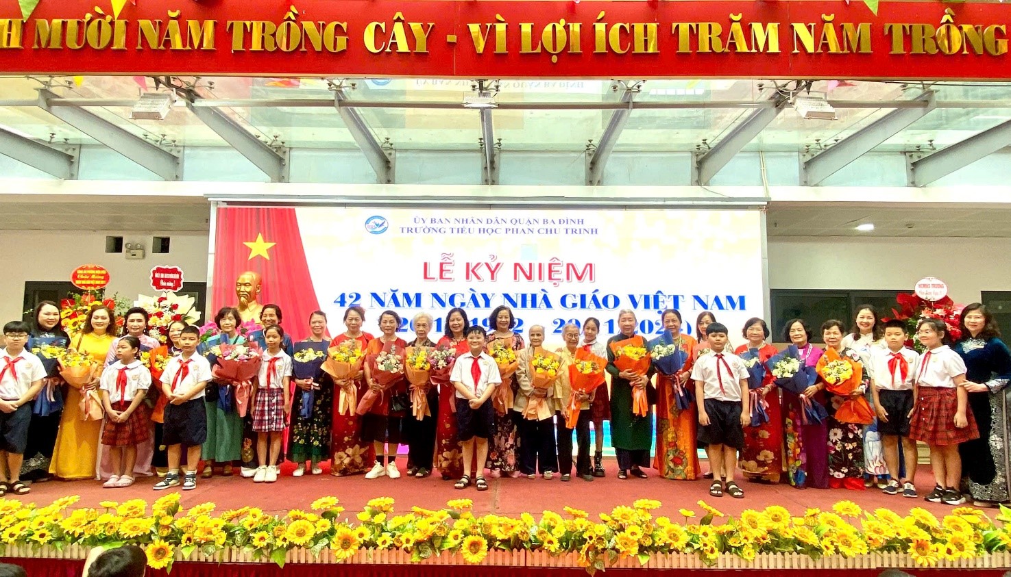 Trường TH Phan Chu Trinh tổ chức buổi gặp mặt tri ân các nhà giáo lão thành nhân kỉ niệm ngày Nhà giáo Việt Nam 20/11