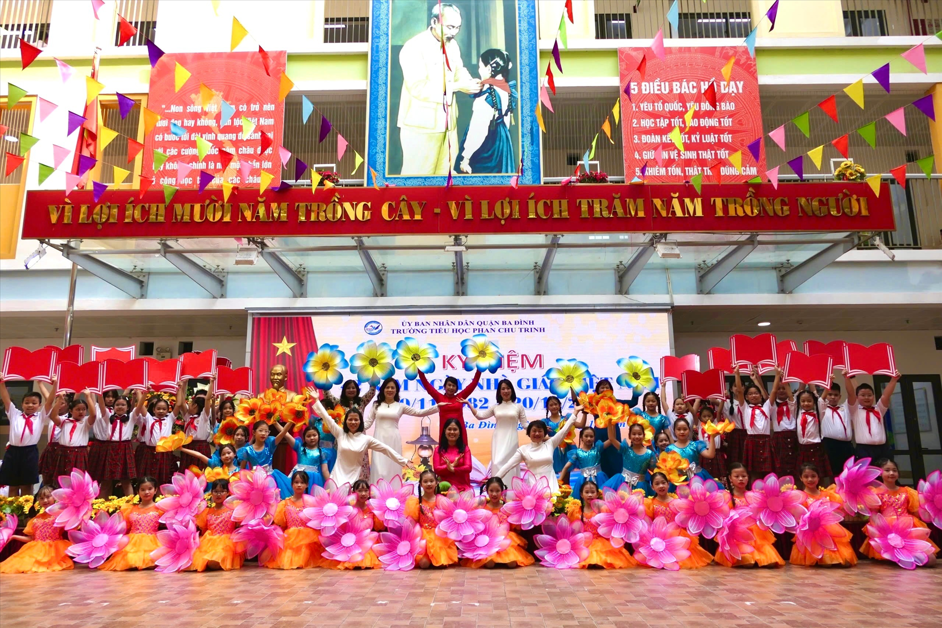 Học sinh khối 5 Trường Tiểu học Phan Chu Trinh Hân hoan chào mừng ngày Hiến chương Nhà giáo Việt Nam 20 – 11
