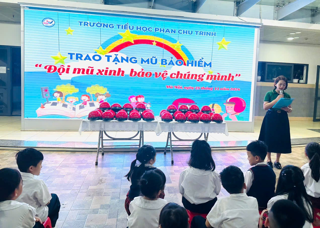 “Đội mũ xinh bảo vệ chúng mình” cùng các em học sinh lớp 1 trường TH Phan Chu Trinh