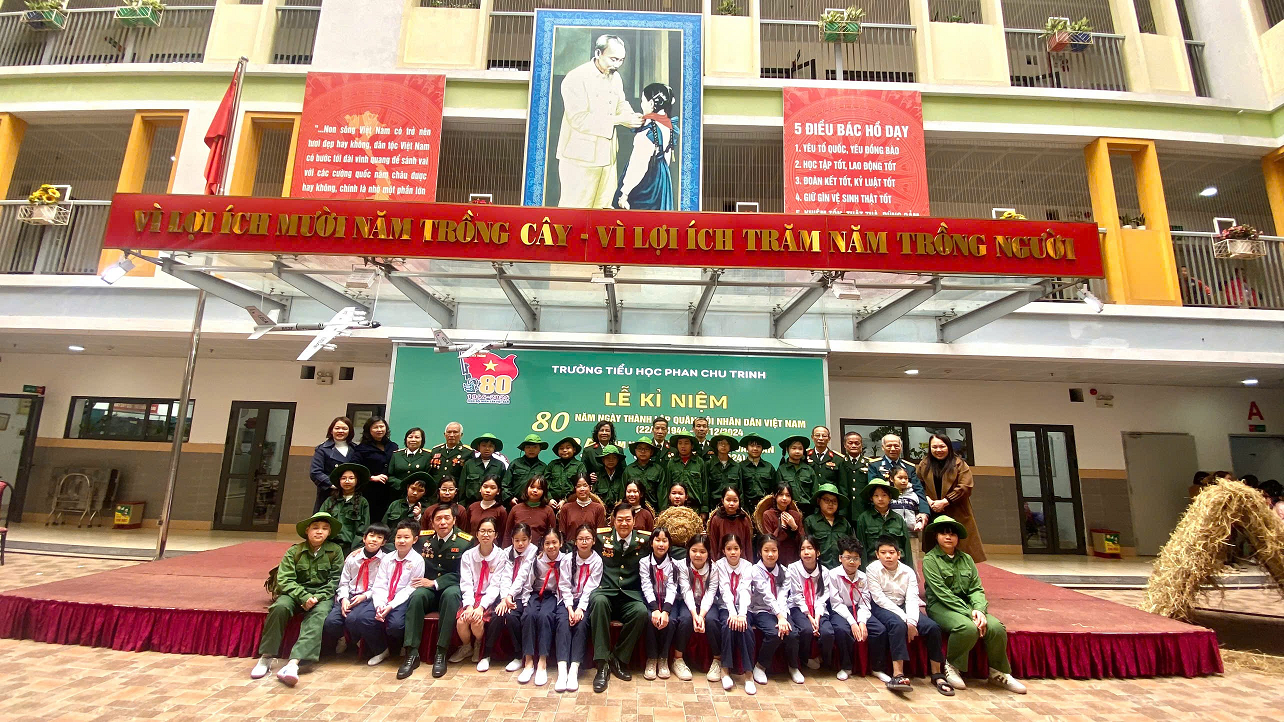 Thầy trò trường TH Phan Chu Trinh tiếp bước cha anh, noi gương anh bộ đội cụ Hồ