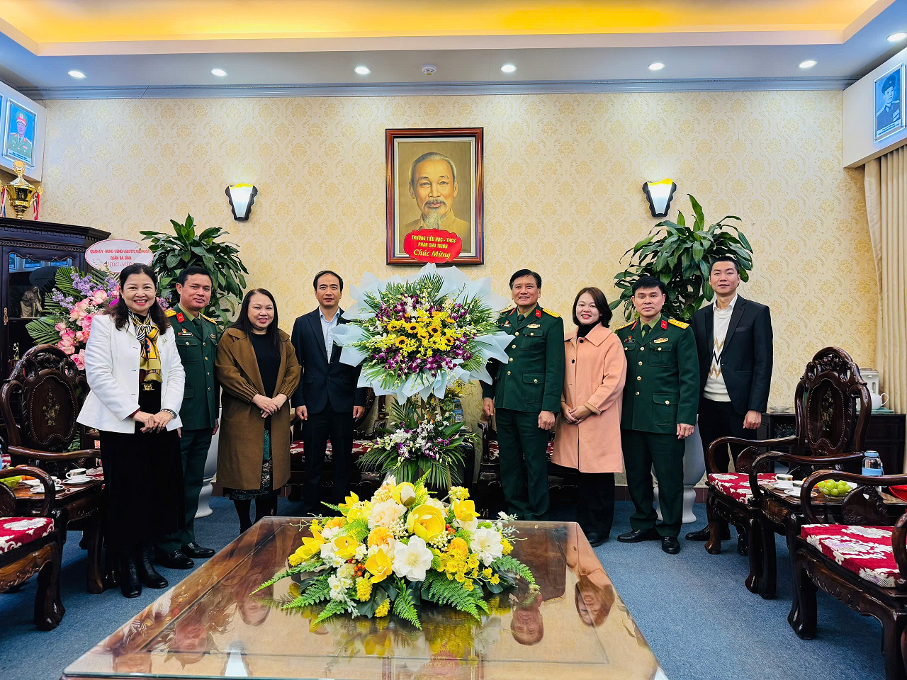 Trường TH Phan Chu Trinh đến thăm và chúc mừng các đơn vị bộ đội  kết nghĩa ngày thành lập Quân đội nhân dân Việt Nam 22/12
