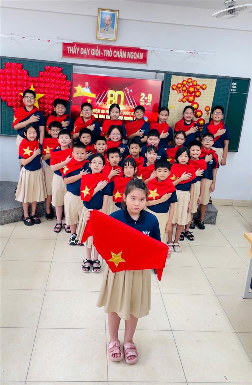 Dưới sắc cờ đỏ: câu chuyện nhỏ của lớp chúng em