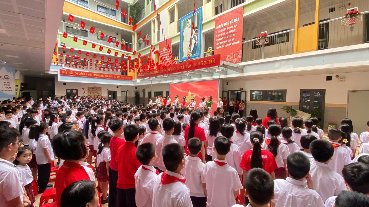 Học sinh Tiểu học Phan Chu Trinh có những tiết học đầu tiên vui mừng  chào đón năm học mới