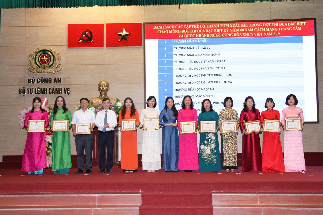 Vinh dự và tự hào Trường Tiểu học Phan Chu Trinh  nhận giấy khen của Chủ tịch UBND phường Ba Đình