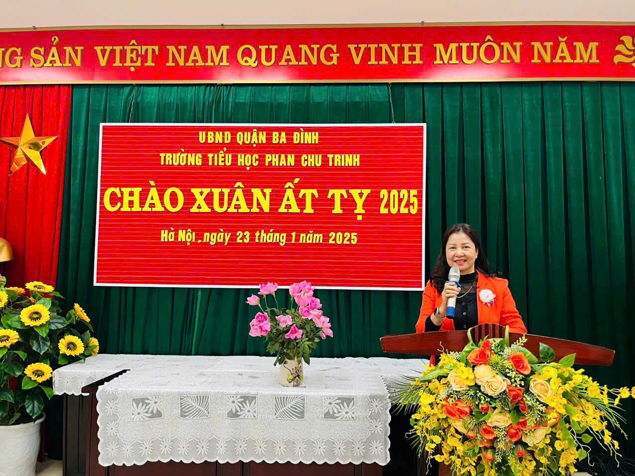 Công đoàn trường Tiểu học Phan Chu Trinh tổ chức Chương trình “Chào xuân Ất Tỵ 2025” trang trọng và ấm cúng trong Hội đồng nhà trường