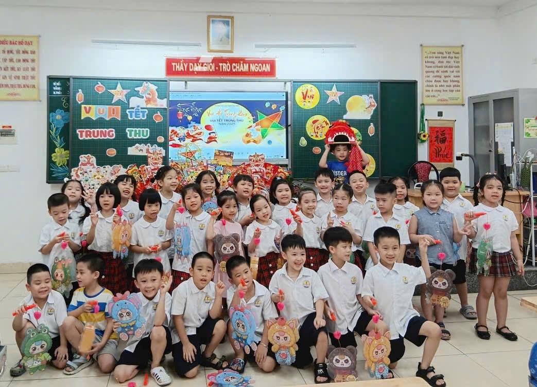 Trung thu rực rỡ – Niềm vui của cô trò lớp 1B Trường tiểu học Phan Chu Trinh