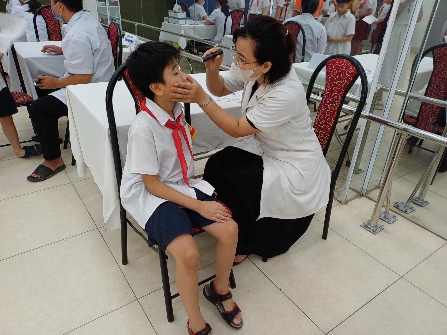 Trường Tiểu học Phan Chu Trinh tổ chức khám sức khỏe định kì cho  học sinh năm học 2025 – 2026