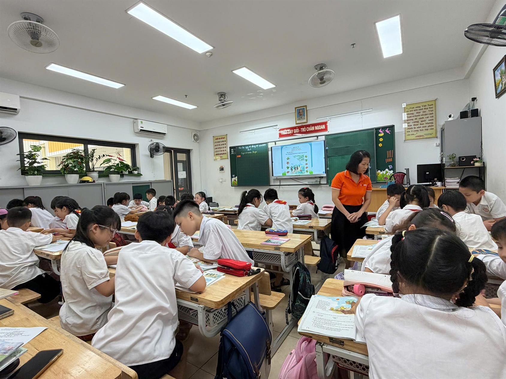 Tiết học Chuyên đề sôi nổi của cô trò lớp 4C - Hành trình khám phá "Động từ" đầy hứng khởi