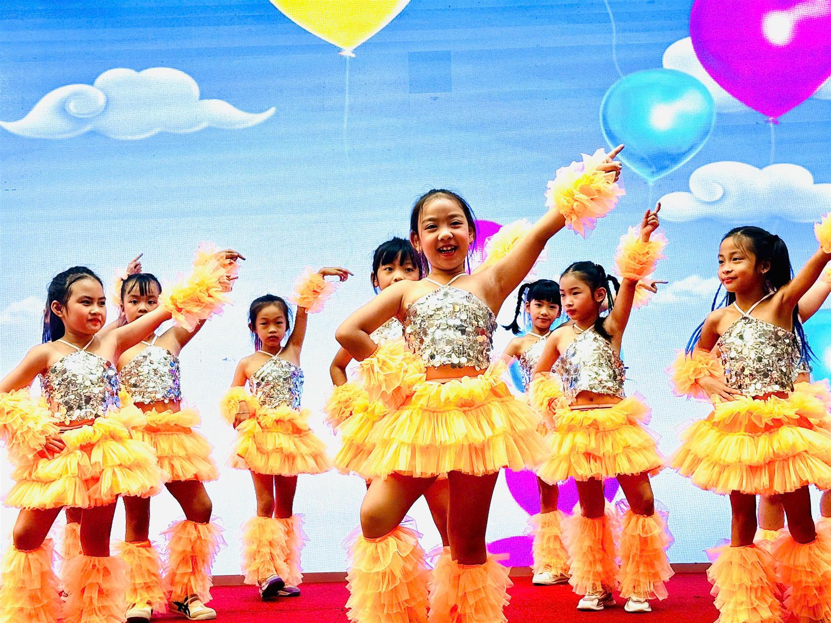 Lớp 2D, trường TH Phan Chu Trinh hân hoan kỉ niệm ngày Phụ nữ Việt Nam