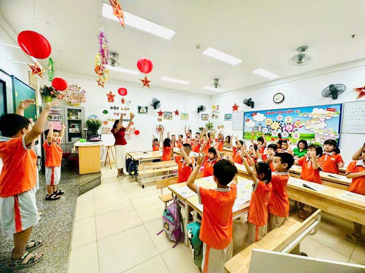 TIẾT CHUYÊN ĐỀ TỰ NHIÊN XÃ HỘI VUI TƯƠI – CÔ TRÒ LỚP 1D KHÁM PHÁ “LỚP HỌC CỦA EM”