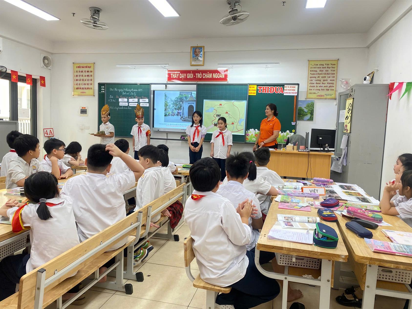 CÔ VÀ TRÒ KHỐI 4 TƯNG BỪNG HỘI GIẢNG – HỘI HỌC  CHÀO MỪNG NGÀY NHÀ GIÁO VIỆT NAM 20 – 11