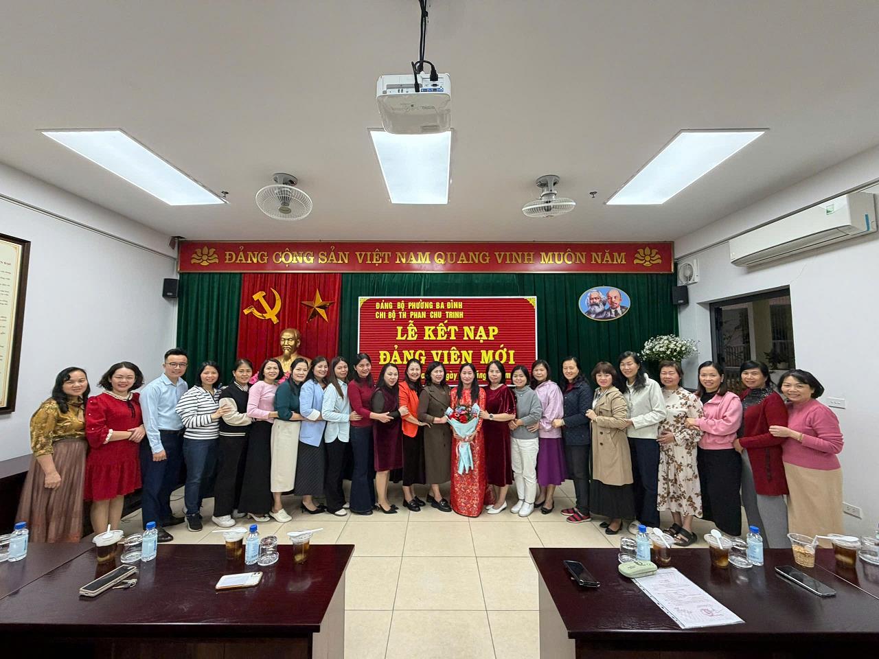 Lễ kết nạp đảng viên mới của Chi bộ trường Tiểu học Phan Chu Trinh năm 2025