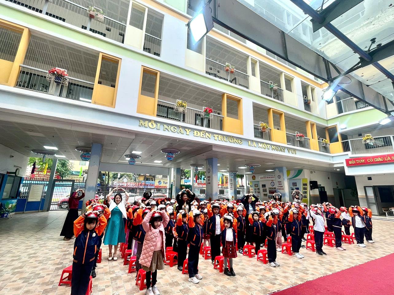 Đồng hành bảo vệ các em: Honda Việt Nam tặng mũ bảo hiểm  cho học sinh lớp Một trường TH Phan Chu Trinh