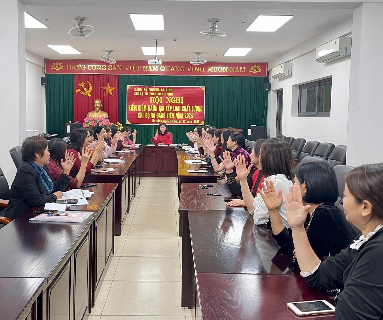 Chi bộ Tiểu học Phan Chu Trinh tổ chức Hội nghị kiểm điểm đảng viên cuối năm