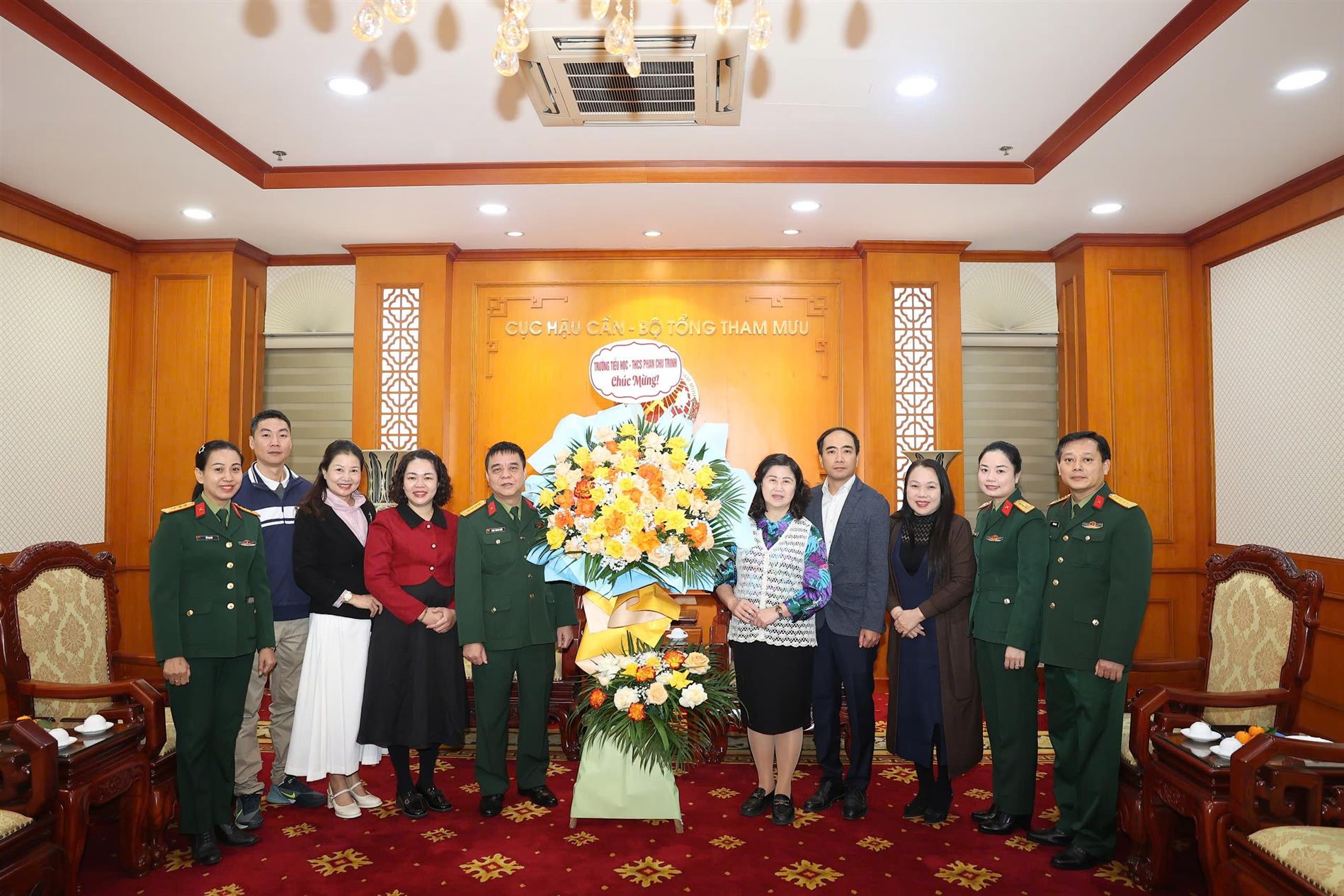 Trường TH Phan Chu Trinh đến thăm và chúc mừng các đơn vị bộ đội  kết nghĩa nhân 81 năm ngày thành lập Quân đội nhân dân Việt Nam 22/12