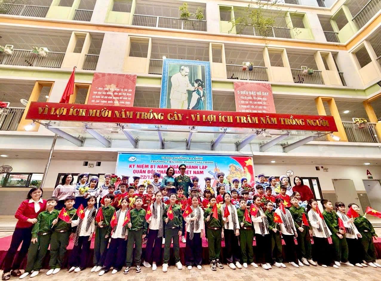 Tự hào truyền thống cha anh – Thầy trò Trường TH Phan Chu Trinh hướng về hình ảnh Bộ đội Cụ Hồ