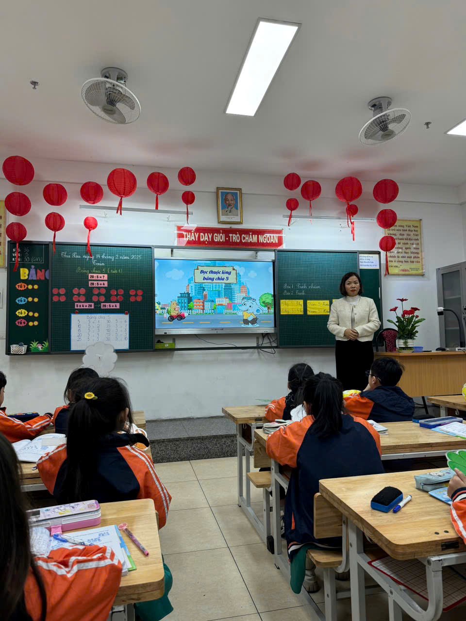 Giáo viên khối 2 trường Tiểu học Phan Chu Trinh thực hiện tiết chuyên đề môn Toán